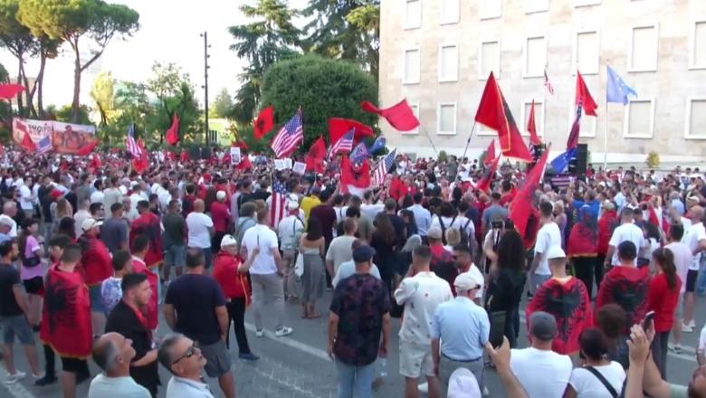 35 ditë tubim para Kryeministrisë  Protestuesit mblidhen në shesh dhe nisin marshimin  bashkohen edhe ata nga Diaspora