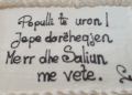 “Populli të uron”/ Protestuesit sjellin torta në bulevard në ditëlindjen e kryeministrit