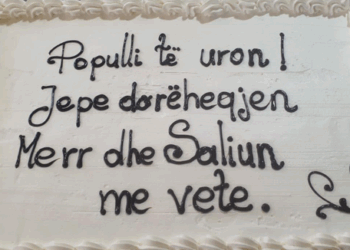 “Populli të uron”/ Protestuesit sjellin torta në bulevard në ditëlindjen e kryeministrit