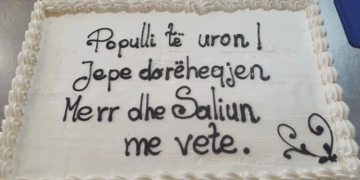 “Populli të uron”/ Protestuesit sjellin torta në bulevard në ditëlindjen e kryeministrit