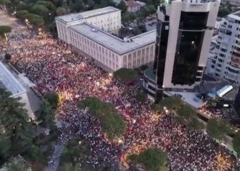 VIDEOLAJM/ Pamjet me dron! Ja sa ishte pjesëmarrja në protestë në orën 20:30