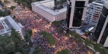 VIDEOLAJM/ Pamjet me dron! Ja sa ishte pjesëmarrja në protestë në orën 20:30