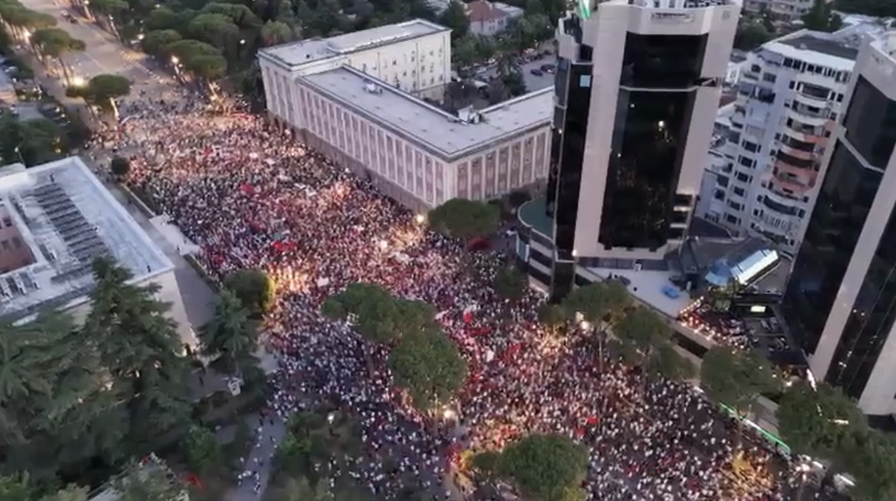 VIDEOLAJM  Pamjet me dron  Ja sa ishte pjesëmarrja në protestë në orën 20 30