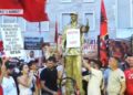 “Diktatori i fundit”/ Protestuesit i bëjnë bust Edi Ramës dhe e rrëzojnë para Kryeministrisë