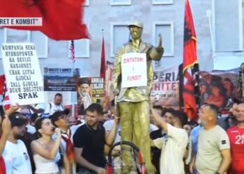 “Diktatori i fundit”/ Protestuesit i bëjnë bust Edi Ramës dhe e rrëzojnë para Kryeministrisë