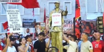 “Diktatori i fundit”/ Protestuesit i bëjnë bust Edi Ramës dhe e rrëzojnë para Kryeministrisë