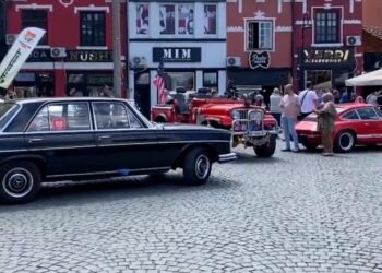 Epoka e artë retro/ Pronarët nga Kosova, Shqipëria e Serbia zbulojnë në Prizren sekretet e makinave më të vjetra në rajon