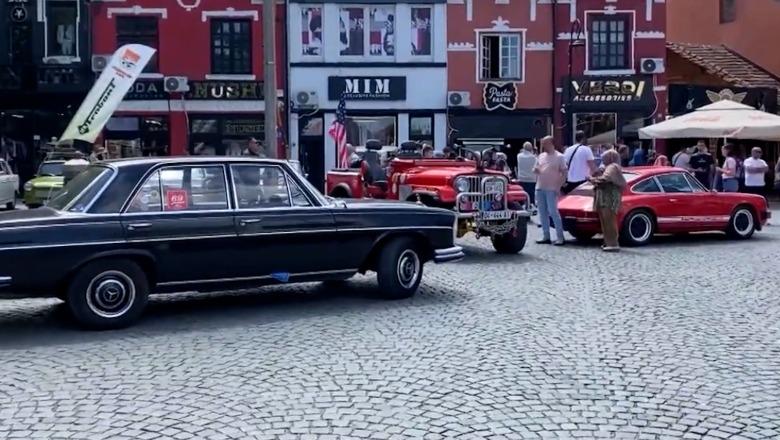 Epoka e artë retro  Pronarët nga Kosova  Shqipëria e Serbia zbulojnë në Prizren sekretet e makinave më të vjetra në rajon
