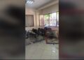 Gurë e xhama kudo, dritare e rënë në tokë dhe derë e shqyer/ Pamje nga brenda Komisariatit nr.3 pas sulmit nga protestuesit me maska