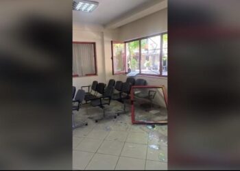 Gurë e xhama kudo, dritare e rënë në tokë dhe derë e shqyer/ Pamje nga brenda Komisariatit nr.3 pas sulmit nga protestuesit me maska