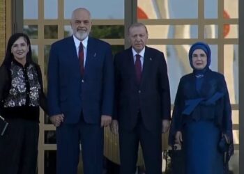 Rama në Ankara për Samitin e NATO-s, çifti kryeministror pritet nga Erdoğan dhe Zonja e Parë (VIDEO)