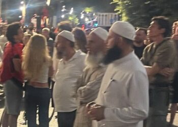 FOTOLAJM/ Të shoqëruar nga besimtarë, një grup hoxhallarësh shfaqen çdo ditë në protestë