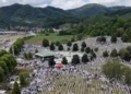 “Bota të mos harrojë”/ Masakra e Srebrenicës, mijëra vetë nisin Marshimin e Paqes