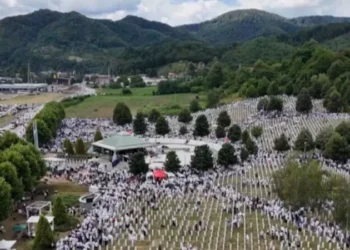 “Bota të mos harrojë”/ Masakra e Srebrenicës, mijëra vetë nisin Marshimin e Paqes