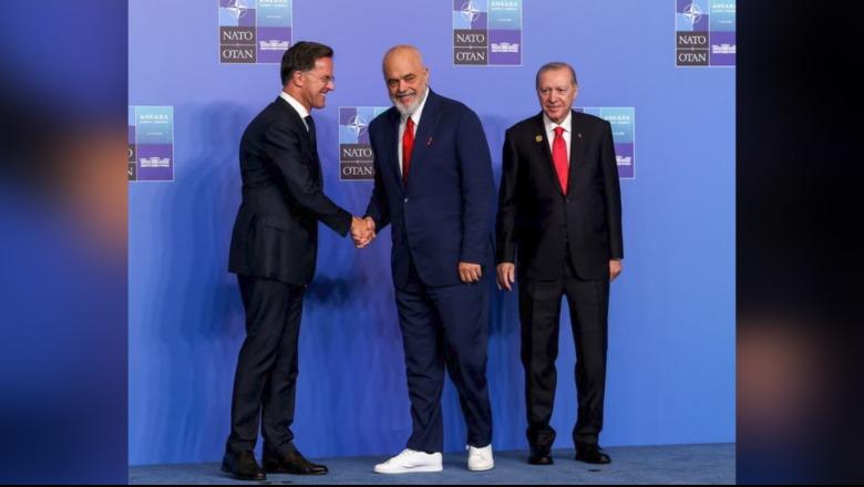Atletet e kryeministrit marrin vëmendje në Samit   The Guardian   Një tjetër moment nga  moda e NATO s