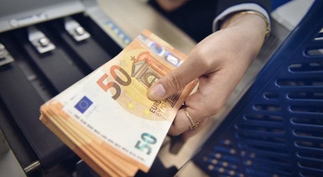 Euro në rënie të lirë  monedha europiane arrin një tjetër minimum historik