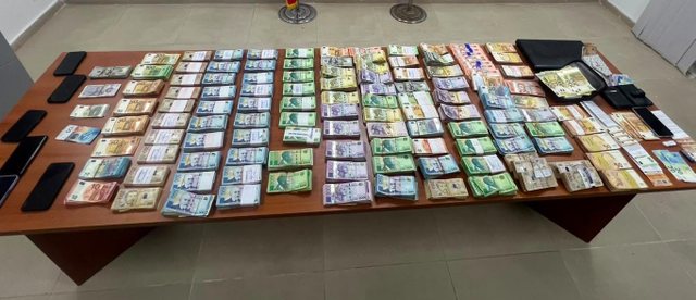 Administronin 6 pika këmbimi valutor pa licenca  4 të arrestuar dhe 7 në  detyrim paraqitje  në Berat  Ja çfarë u sekuestrua