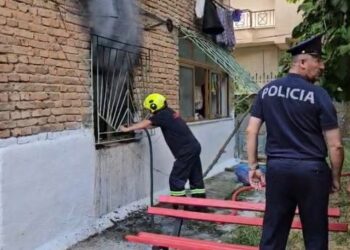 Zjarri përfshin apartamentin në Korçë, ndërron jetë i moshuari