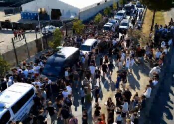 VIDEO/ Në pritje të koncertit te Kanye West, të rinj vendas e të huaj mblidhen në ‘Eagle Stadium’