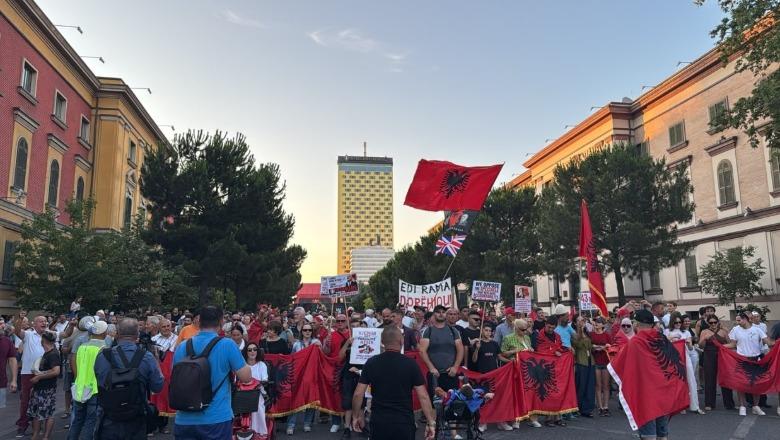 Protesta në ditën e 43 të  qytetarët marshojnë drejt Kryeministrisë