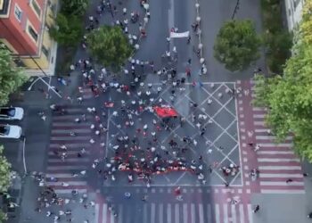 VIDEOLAJM/ Protesta në ditën e 43-të, ja sa u mblodhën në sheshin “Skënderbej” në orën 19:45