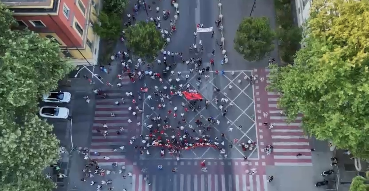 VIDEOLAJM  Protesta në ditën e 43 të  ja sa u mblodhën në sheshin  Skënderbej  në orën 19 45