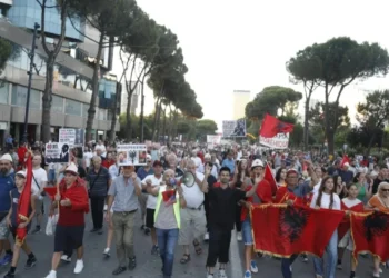 Dita e 44-t e tubimit në Tiranë, protestuesit mblidhen në sheshin ‘Skënderbej’, marshojnë drejt Kryeministrisë