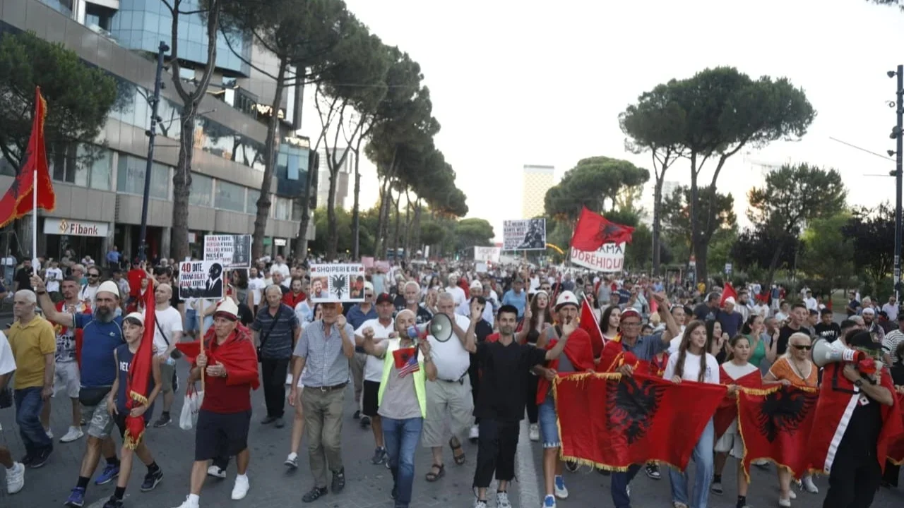Dita e 44 t e tubimit në Tiranë  protestuesit mblidhen në sheshin  Skënderbej   marshojnë drejt Kryeministrisë
