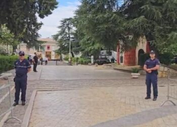 Seanca plenare, forca policie dhe gardh metalik rreth Kuvendit