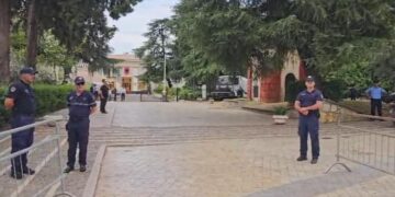 Seanca plenare, forca policie dhe gardh metalik rreth Kuvendit