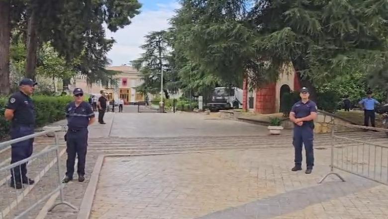 Seanca plenare  forca policie dhe gardh metalik rreth Kuvendit