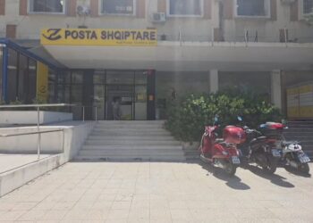 Nuk arkëtoi 69 milionë lekë të pensioneve dhe ndihmave sociale, arrestohet ish-drejtoresha e postës