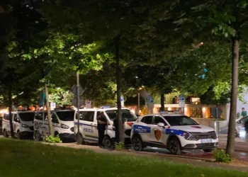 Të shtëna me armë zjarri në Sarandë/ Mbetet i plagosur një person, policia rrethon zonën