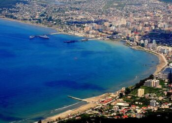 Europa “zbarkon” në Vlorë / Turistët e huaj preferojnë qytetin bregdetar për pushime