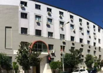 Skandali me 69 milionë lekët në Postën e Durrësit, gjykata lë në burg ish-drejtoreshën