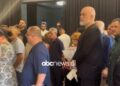 VIDEO/ Kryeministri Rama merr pjesë në homazhet për gazetarin Enrik Mehmeti