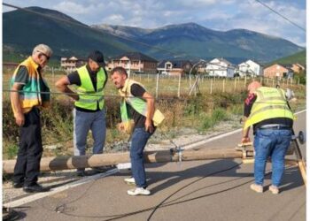 Stuhi me erëra të forta në Kukës, rrëzohen shtyllat elektrike, pa energji disa zona