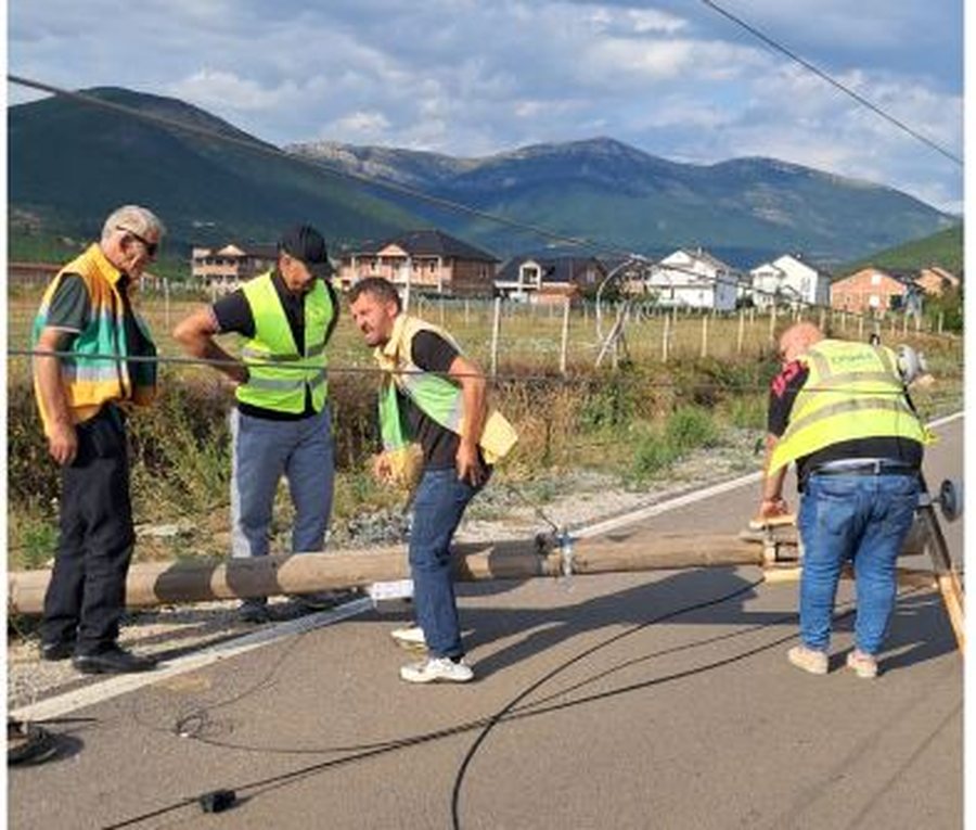 Stuhi me erëra të forta në Kukës  rrëzohen shtyllat elektrike  pa energji disa zona