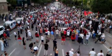 Protesta hyn në ditën e 52-të, qytetarët protestojnë para Kryeministrisë