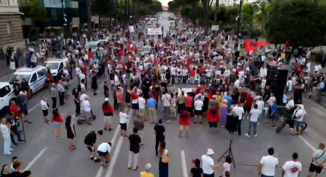 Protesta hyn në ditën e 52 të  qytetarët protestojnë para Kryeministrisë