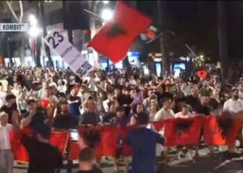 Revolta e 52-të/ Mbyllen fjalimet para Kryeministrisë, protestuesit nisin marshimin në rrugët e Tiranës