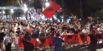 Revolta e 52-të/ Mbyllen fjalimet para Kryeministrisë, protestuesit nisin marshimin në rrugët e Tiranës