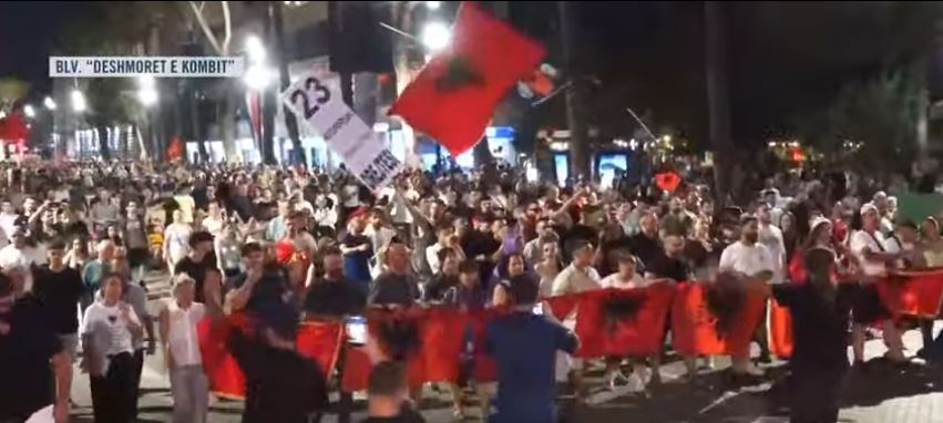 Revolta e 52 të  Mbyllen fjalimet para Kryeministrisë  protestuesit nisin marshimin në rrugët e Tiranës