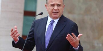 “Vendimet për Aeroportin e Vlorës dhe Zvërnecin i firmosi Sali Berisha”, Balla publikon dokumentin (VIDEO)