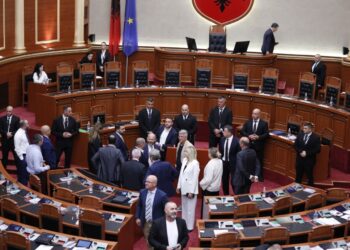Kaos në Kuvend, opozita bllokon seancën pas raportimit të Avokatit të Popullit