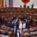 Kaos në Kuvend, opozita bllokon seancën pas raportimit të Avokatit të Popullit