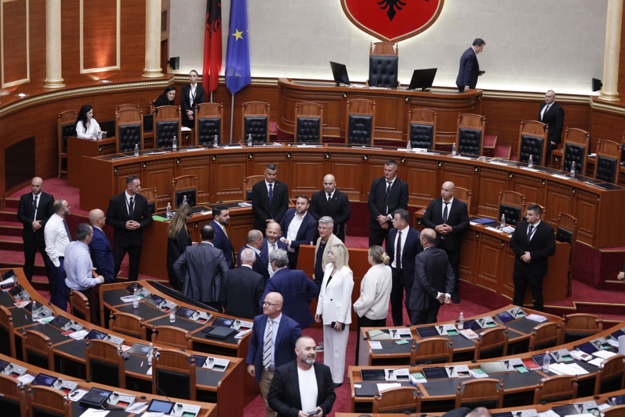 Kaos në Kuvend  opozita bllokon seancën pas raportimit të Avokatit të Popullit