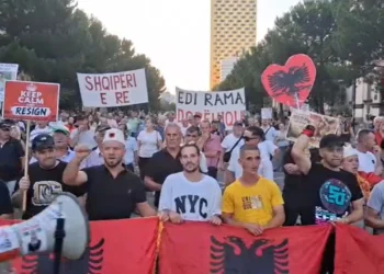 Dita e 53-të e protestës para Kryeministrisë: Nesër të gjithë para Kuvendit