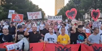 Dita e 53-të e protestës para Kryeministrisë: Nesër të gjithë para Kuvendit