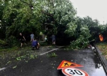 Stuhitë godasin Ballkanin, miliona euro dëme në bujqësi, mbi 100 automjete të dëmtuara në Shkup